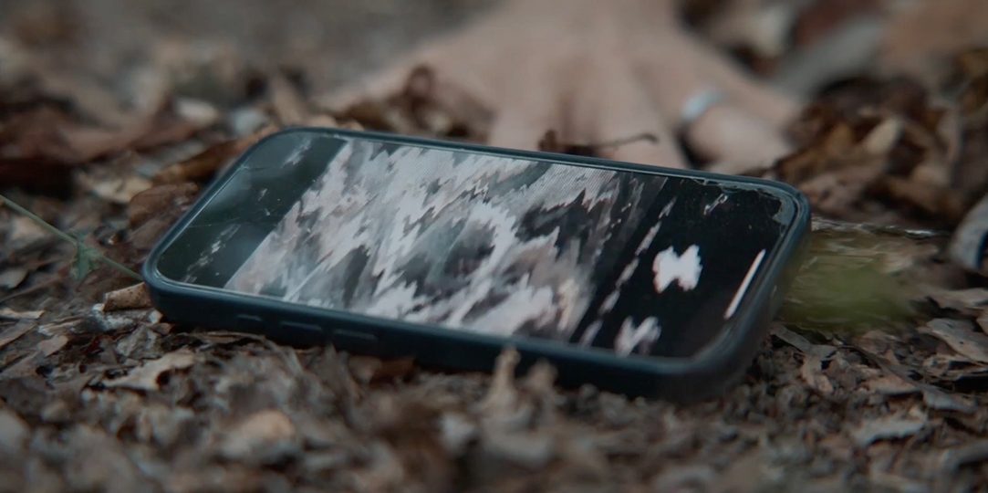 The phone shows the distorted figure